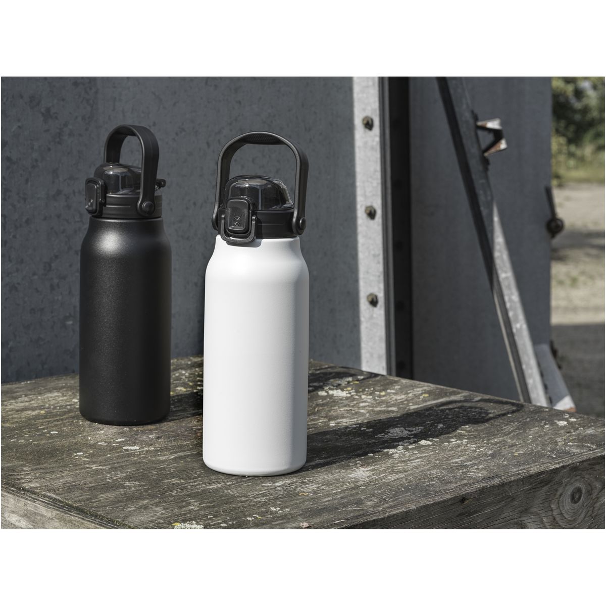 Termos de acero inoxidable reciclado de 1,6 litros con asa plegable