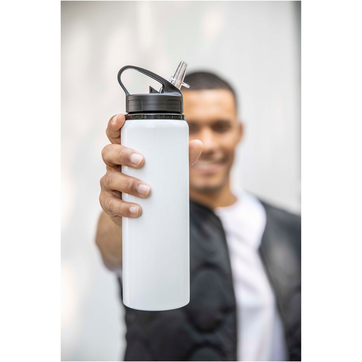 Botellas de agua de acero inoxidable reciclado de 800 ml con boquilla abatible