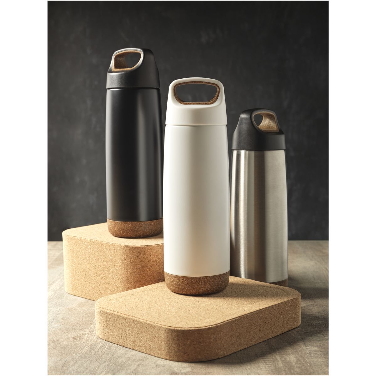 Botellas térmicas de acero inoxidable de 600 ml con aislamiento de cobre y detalles de corcho