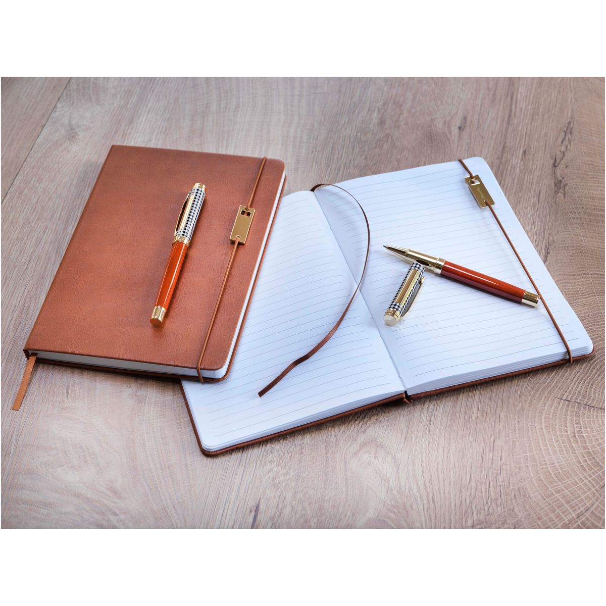 Sets de cuaderno A5 y bolígrafo roller en caja de regalo reciclada
