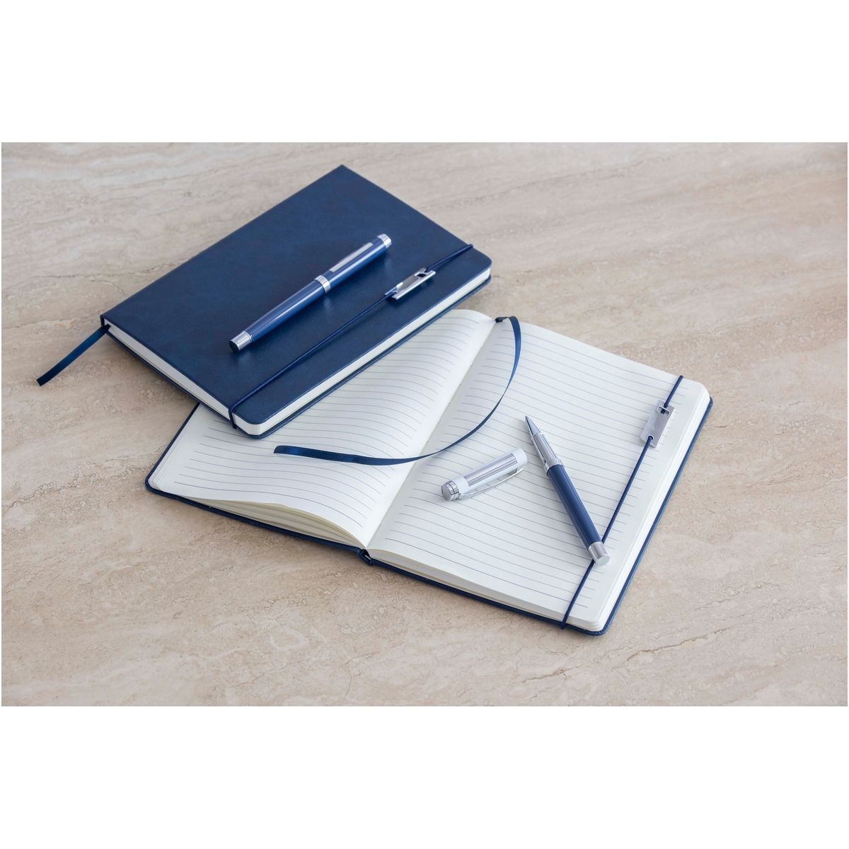 Sets de cuaderno A5 y bolígrafo roller con recambio extra