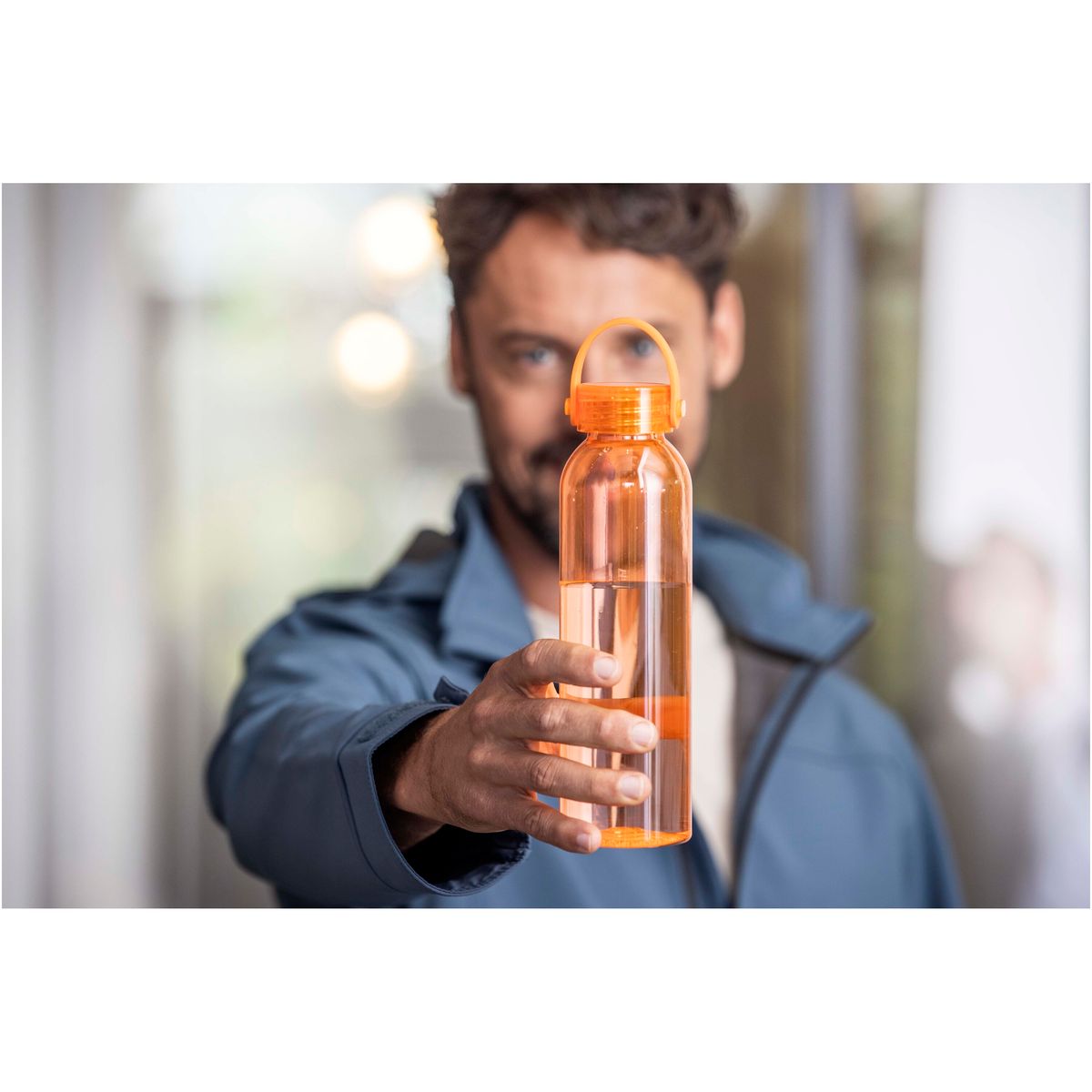 Botellas de agua de 630 ml de plástico reciclado con asa de silicona